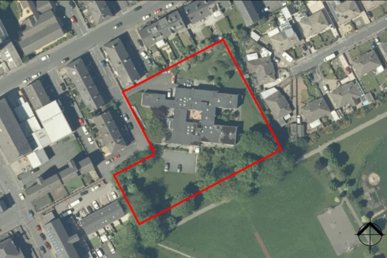 Aerial photograph of Knowle Manor showing the single storey building and its surrounding gardens